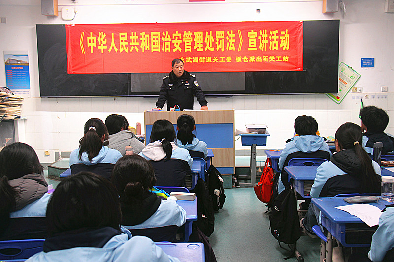 玄武湖街道關(guān)工委聯(lián)合多部門開展法治宣講進校園活動(2).jpg