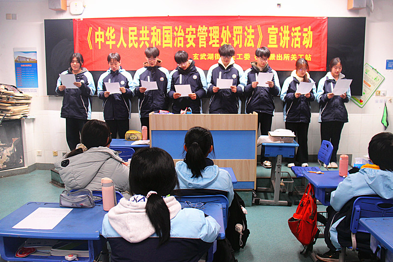 玄武湖街道關(guān)工委聯(lián)合多部門開展法治宣講進校園活動(4).jpg
