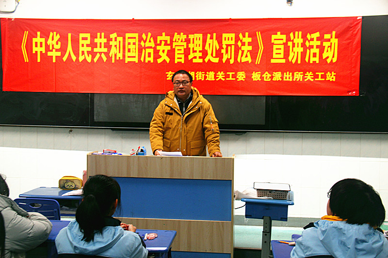 玄武湖街道關(guān)工委聯(lián)合多部門開展法治宣講進校園活動(6).jpg