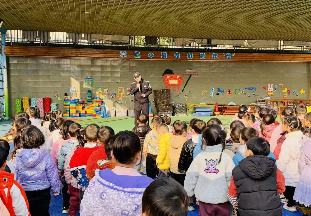 1月23日，廣西壯族自治區(qū)柳州市魚峰區(qū)天湖社區(qū)關(guān)工開展“寒假安全護(hù)童心 民警相伴平安行”安全教育活動(dòng)11.jpg