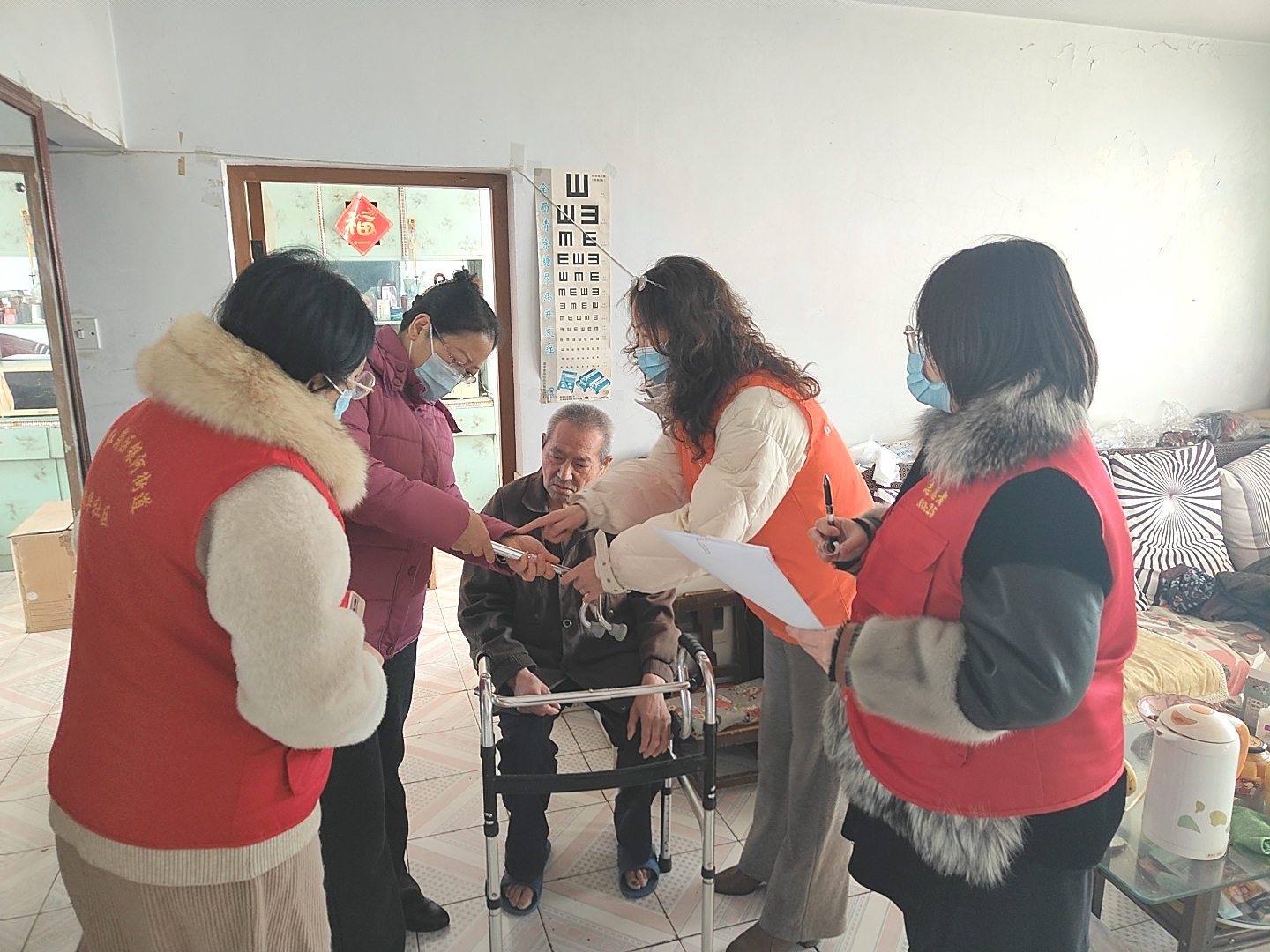 大慶市紅崗區(qū)銀河街道文華社區(qū)關(guān)工小組開展了“情系優(yōu)撫對象，溫情關(guān)愛“五老”上門慰問活動 (1).jpg