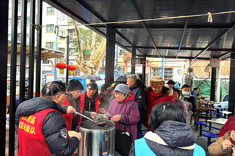 江蘇省南京市秦淮區(qū)秦虹街道武定新村社區(qū)臘八送粥暖民心 老少同心傳溫情(1).jpg