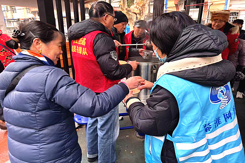 江蘇省南京市秦淮區(qū)秦虹街道武定新村社區(qū)臘八送粥暖民心 老少同心傳溫情(2).jpg
