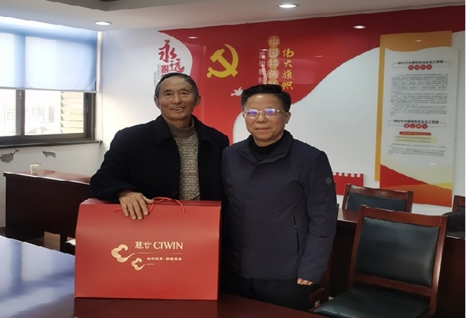 1769672619583358.jpg 2025.1.28肖仲偉等走訪慰問(wèn)汾湖嚴(yán)建生等優(yōu)秀“五老”--.jpg