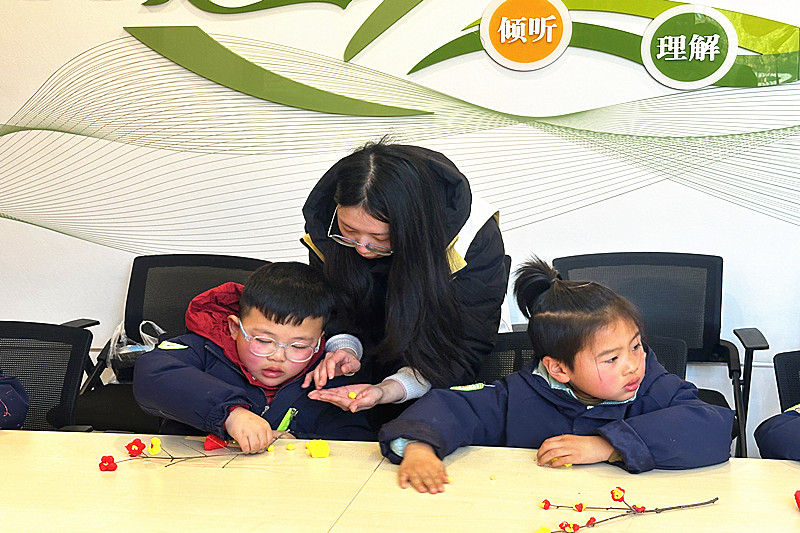 1769678381283614.jpg 江蘇省南京市六合區(qū)龍池街道校外教育中心輔導(dǎo)站開(kāi)展粘土梅花制作活動(dòng)(1).jpg