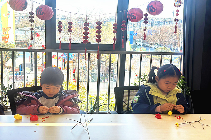 1769678391634841.jpg 江蘇省南京市六合區(qū)龍池街道校外教育中心輔導(dǎo)站開(kāi)展粘土梅花制作活動(dòng)(2).jpg