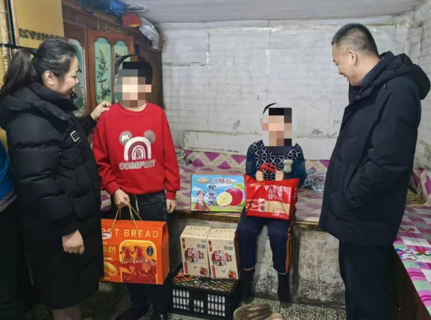 黑龍江省齊齊哈爾市拜泉縣民政局關(guān)工委、未成年人保護(hù)中心開展寒假和春節(jié)慰問活動(dòng)3.jpg