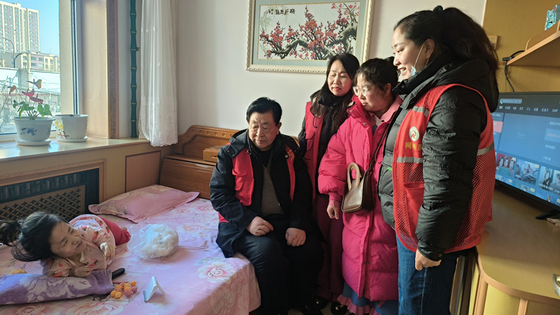平莊城區(qū)街道星海社區(qū)關工委攜手陽光之家志愿者協(xié)會慰問殘疾人家活動照片2_副本.jpg