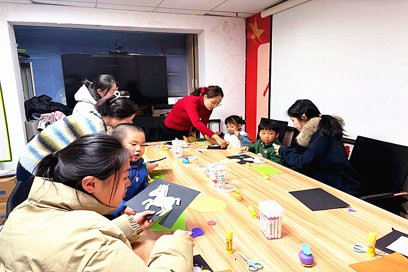 江蘇省南京市鼓樓區(qū)寧海路街道仙霞路社區(qū)關(guān)工委開展“馳騁騏驥?勢(shì)不可擋”親子手工制作活動(dòng)(1).jpg