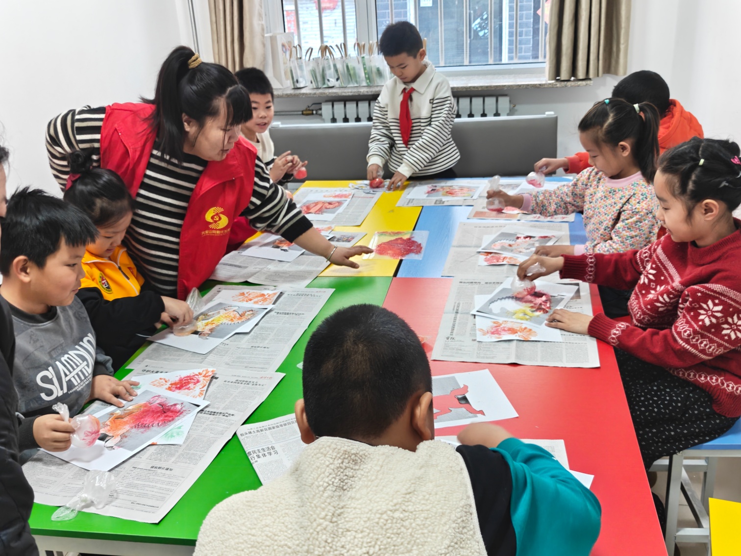 云杉路街道寶昌街社區(qū)“紅色傳承潤(rùn)童心，巧手拓馬迎新春”活動(dòng)照片2_副本.jpg