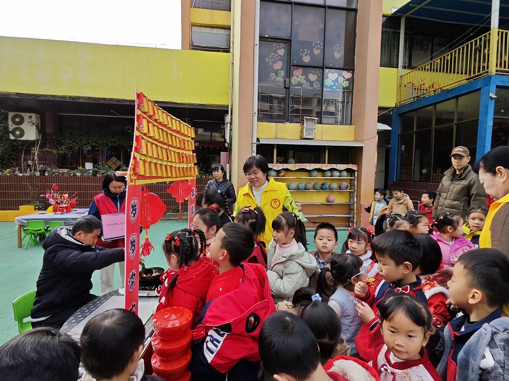 1770108555476128.jpg 【非遺廟會迎新春 傳統(tǒng)文化潤童心】“糖畫”吸引了眾多孩子駐足1.jpg