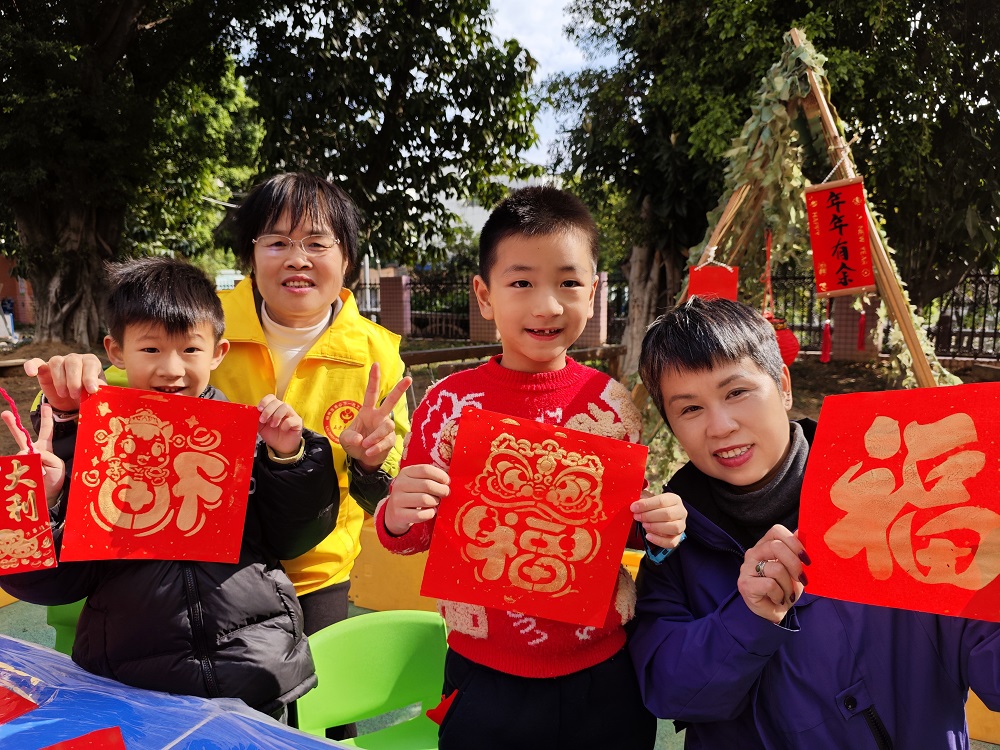 1770108592708768.jpg 【非遺廟會迎新春 傳統(tǒng)文化潤童心】展示自己的拓印作品1.jpg