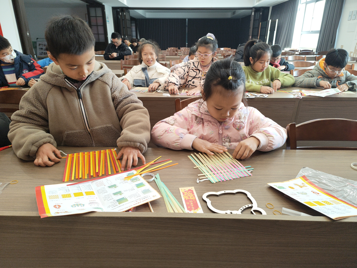 1770167012645780.jpg 箭港湖社區(qū)關(guān)工委:竹編小馬賀新春 非遺手作潤童心2.jpg