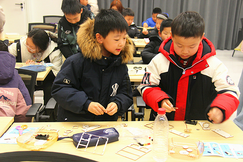 1770187914305783.jpg 江蘇省南京市玄武區(qū)玄武湖街道花園路社區(qū)關(guān)工委開展“幻燈機(jī)”手工DIY制作活動(3).jpg