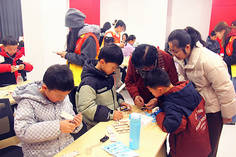 1770187922100483.jpg 江蘇省南京市玄武區(qū)玄武湖街道花園路社區(qū)關(guān)工委開展“幻燈機(jī)”手工DIY制作活動(4).jpg