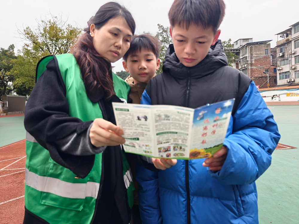 2月3日，廣西壯族自治區(qū)柳州市魚峰區(qū)紅鋒社區(qū)關(guān)工領(lǐng)導(dǎo)小組聯(lián)合天馬派出所開展“青春無邪 護航成長”反邪教宣傳進校園活動 (3)1.jpg