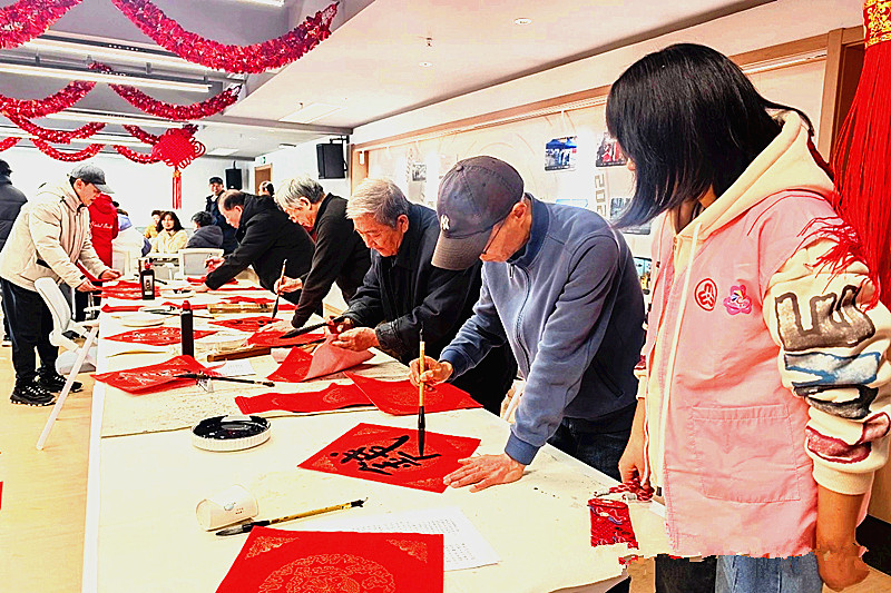 玄武區(qū)老年體協(xié)書畫專委會開展送春聯(lián)進(jìn)社區(qū)活動(3).jpg