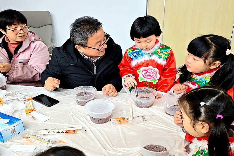 江蘇省南京市六合區(qū)雄州街道旭光社區(qū)關(guān)工委開展“情暖旭光，粥蒜飄香”臘八節(jié)親子活動(2).jpg