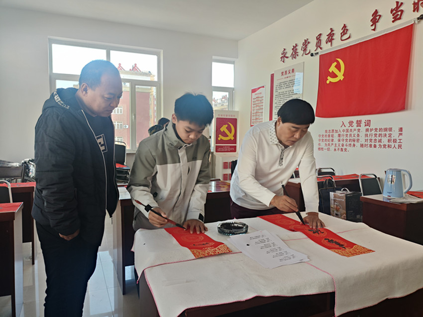 西城街道錦繡社區(qū)“駿馬迎春送福至 ，墨香錦繡暖人心”送?；顒?dòng)照片3_副本.jpg