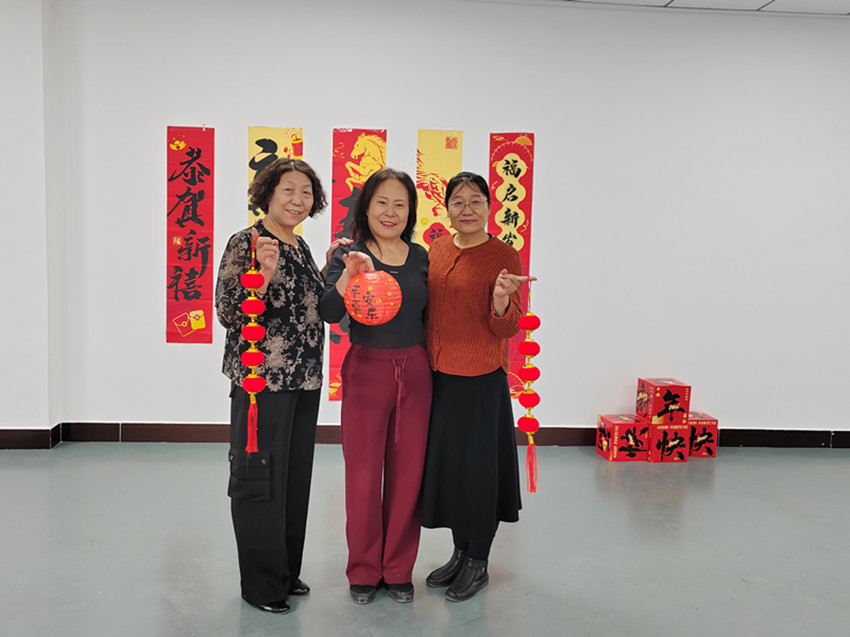 1770342682478121.jpg 西城街道如意東社區(qū)“新年新氣‘相’定格幸福年”為老年新年攝影活動照片3_副本.jpg