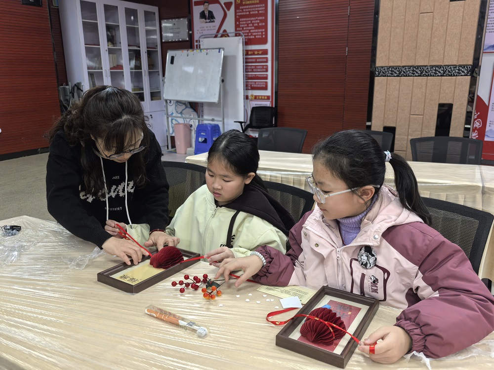 景中苑社區(qū)關(guān)工小組開展“葫蘆承福 喜迎新春”手工制作主題活動(dòng)41.jpg